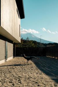 a bird standing on the side of a building at 富士山望むプライベートヴィラ 900平方メートルの敷地を貸切利用 憩 ikoi Fuji サウナ 4Kシアター in Fujikawaguchiko