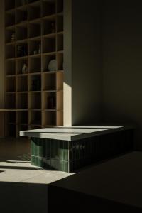 a dark room with a table with a shelf at 富士山望むプライベートヴィラ 900平方メートルの敷地を貸切利用 憩 ikoi Fuji サウナ 4Kシアター in Fujikawaguchiko