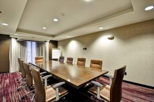 una sala conferenze con tavolo e sedie in legno di Courtyard by Marriott Jacksonville Airport/ Northeast a Jacksonville Altre 18 foto