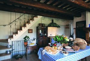 Ein Restaurant oder anderes Speiselokal in der Unterkunft Agriturismo Casale nel Parco dei Monti Sibillini 