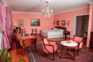 una camera con letto, tavolo e sedie di Hotel Victoria Glion a Montreux