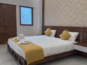 Un dormitorio con una cama grande y una ventana. en Misty Nest Suite Rooms, en Idukki 10 fotos más