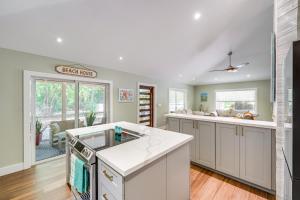 Η κουζίνα ή μικρή κουζίνα στο Walk to Beach Home 8 Mi to Key Largo!