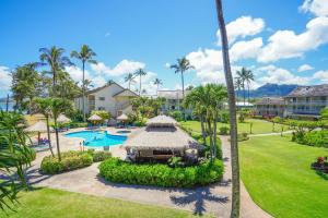 カパアにあるSunrise Hale at Islander on the Beach 329 A Oceanfront View Studio with ACのプールのあるリゾートの航空写真
