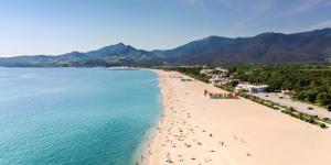 an aerial view of a beach with people on it at L'Oreneta, Le Boulou, idéal curiste in Le Boulou