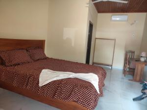 a bedroom with a bed with a wooden head board at Residencial do Chocolate - CECAB in Guadalupe