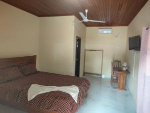 a bedroom with a bed and a ceiling fan at Residencial do Chocolate - CECAB in Guadalupe