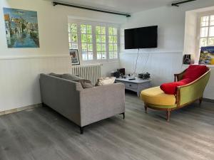 TV a/nebo společenská místnost v ubytování Gîte Pool house dans le domaine de Mary