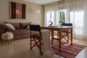 Uma área de estar em Los Ponchos Hotel mais 31 fotos