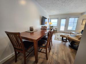 een eetkamer met een houten tafel en stoelen bij North Shore Inn TC 203 in Traverse City