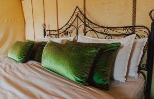 Postel nebo postele na pokoji v ubytování Tassili Luxury Desert Camp