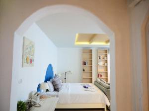 a bedroom with a bed and a desk in a room at Costa Village Pool Villa in Jomtien Beach +58 photos
