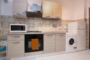 Køkken eller tekøkken på 228 - Casa Guarda Stelle - In Residence con Piscina e Aree esterne comuni a 1km dal Mare