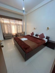 Postel nebo postele na pokoji v ubytování Tara Home Shimla Near Mall Road