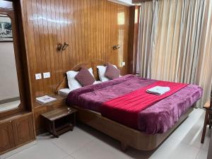 Postel nebo postele na pokoji v ubytování Tara Home Shimla Near Mall Road