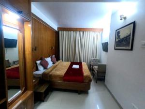Postel nebo postele na pokoji v ubytování Tara Home Shimla Near Mall Road
