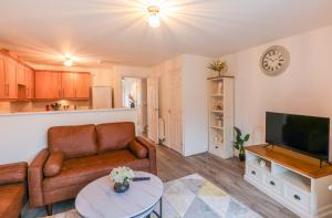 Μια τηλεόραση ή/και κέντρο ψυχαγωγίας στο Charming 4bed home in Chichester