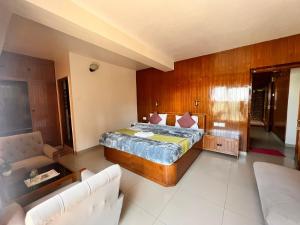 Postel nebo postele na pokoji v ubytování Tara Home Shimla Near Mall Road