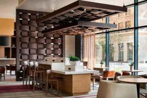 Posezení v ubytování Courtyard by Marriott Phoenix Downtown