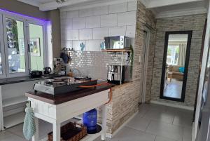 une cuisine avec un évier et un plan de travail dans l'établissement The Willow Cottage, au Cap 10 autres photos