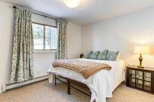 ein Schlafzimmer mit einem Bett und einem Fenster in der Unterkunft 5 Mi to Winter Park Resort Unit with Pool and Hot Tub in Fraser