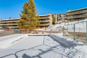 ein schneebedeckter Skatepark mit einer Skateboard-Rampe in der Unterkunft 5 Mi to Winter Park Resort Unit with Pool and Hot Tub in Fraser