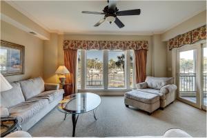 una sala de estar con un sofá y una mesa en 109 Main Sail, en Hilton Head Island 26 fotos más
