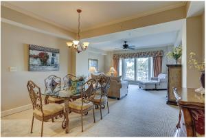 Un comedor con mesa y sillas en 109 Main Sail, en Hilton Head Island