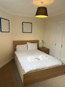 een slaapkamer met een bed met twee handdoeken erop bij Civic Heights in Newport