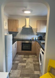 een keuken met een witte koelkast en een vaatwasser bij Civic Heights in Newport