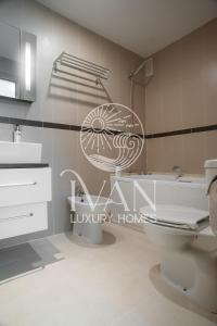 ein Badezimmer mit Waschbecken und Toilette in der Unterkunft Casa Alegría Ivan Luxury Homes 10ªPlta Sur 1ªLinea in Oropesa del Mar