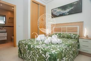 ein Hotelzimmer mit einem Bett mit Schuhen darauf in der Unterkunft Casa Alegría Ivan Luxury Homes 10ªPlta Sur 1ªLinea in Oropesa del Mar