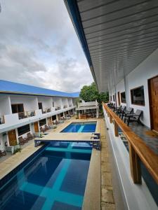Bazén v ubytování Oceanholic Diving Resort nebo v jeho okolí