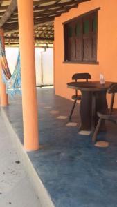 een kamer met een tafel en stoelen in een gebouw bij Casa Laranja in Arraial d'Ajuda