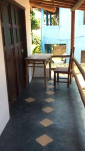 een patio met een tafel en een bank op een veranda bij Casa Laranja in Arraial d'Ajuda +18 foto's
