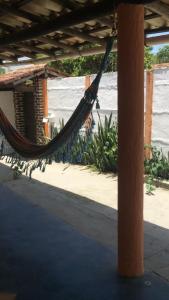 een hangmat hangend aan een pergola bij Casa Laranja in Arraial d'Ajuda