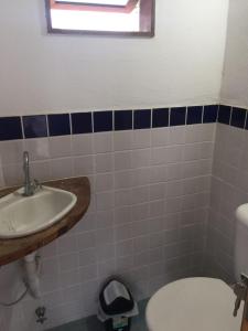 een badkamer met een wastafel en een toilet bij Casa Laranja in Arraial d'Ajuda