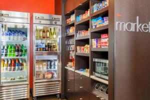 Supermarket nebo jiné obchody v  hotelu nebo okolí
