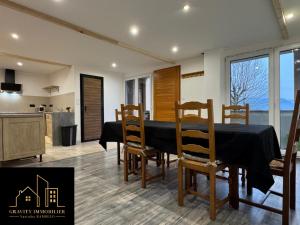 una cucina e una sala da pranzo con tavolo e sedie di Appartement 6pers - Marignier a Marignier