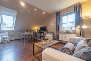 Posezení v ubytování fewo1846 Strandresidenz Wassersleben - Strandkoje - komfortables Studioapartment mit Meerblick am Strand