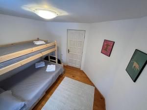 Una cama o camas en una habitación de COM Home Sovata