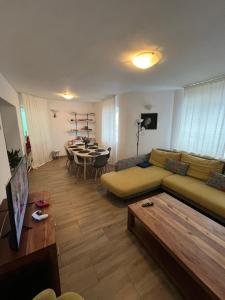 Una televisión o centro de entretenimiento en COM Home Sovata