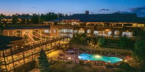Bazén v ubytování Cheyenne Mountain Resort, a Destination by Hyatt Hotels nebo v jeho okolí