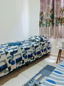 a bedroom with a bed with blue and white sheets at Lindo apartamento mobiliado, ar condicionado, cozinha equipada in Imperatriz +37 photos
