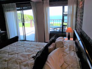 Postel nebo postele na pokoji v ubytování Tsitsikamma on Sea Resort + 37 fotografií