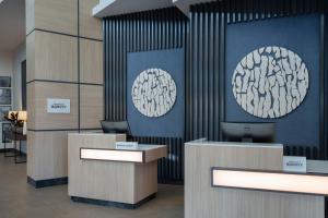 Ο χώρος του λόμπι ή της ρεσεψιόν στο Courtyard by Marriott Chisinau