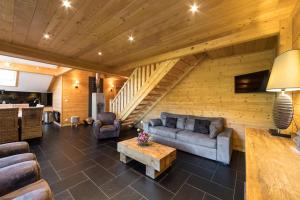 un soggiorno con divani e un tavolo di Etoile des neiges a Ventron