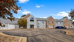 a large building with a car parked in a parking lot at Best Western Dodgeville Inn & Suites in Dodgeville