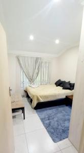 Ένα ή περισσότερα κρεβάτια σε δωμάτιο στο GUEST HOUSE In MIDRAND