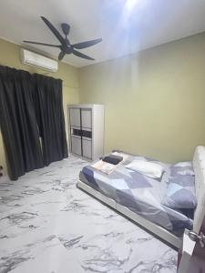 Postel nebo postele na pokoji v ubytování Homestay Taman Hidayah Chawas